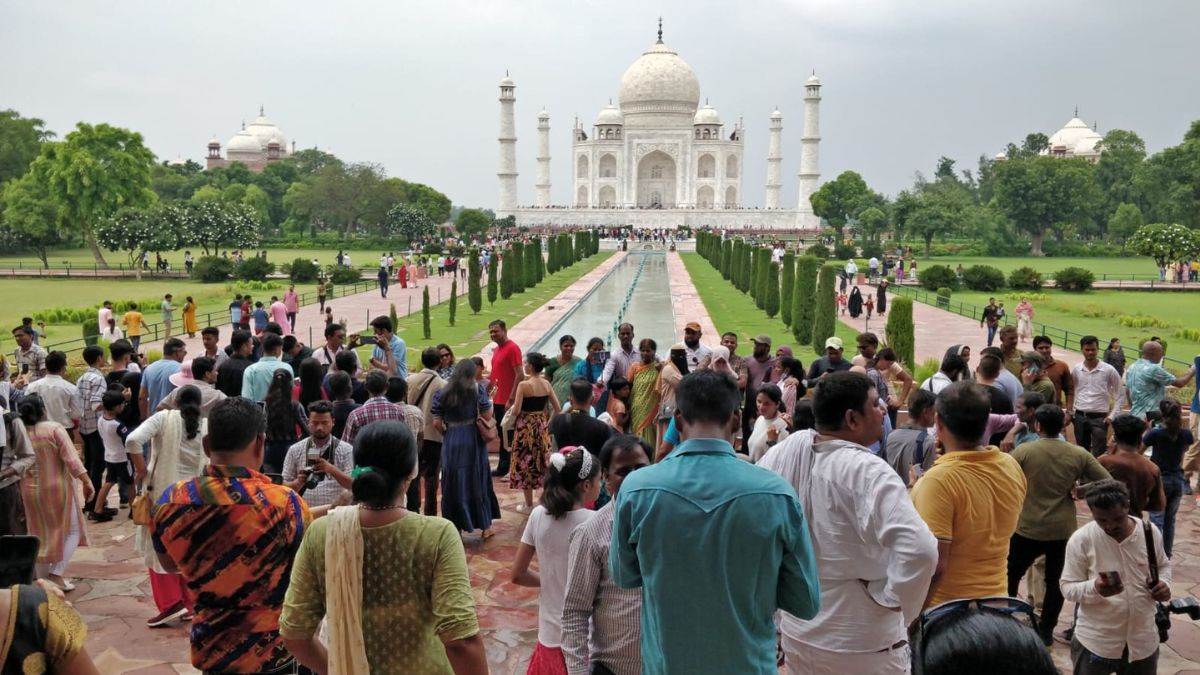 27_10_2022-tajmahal_crowd_23166208.jpg