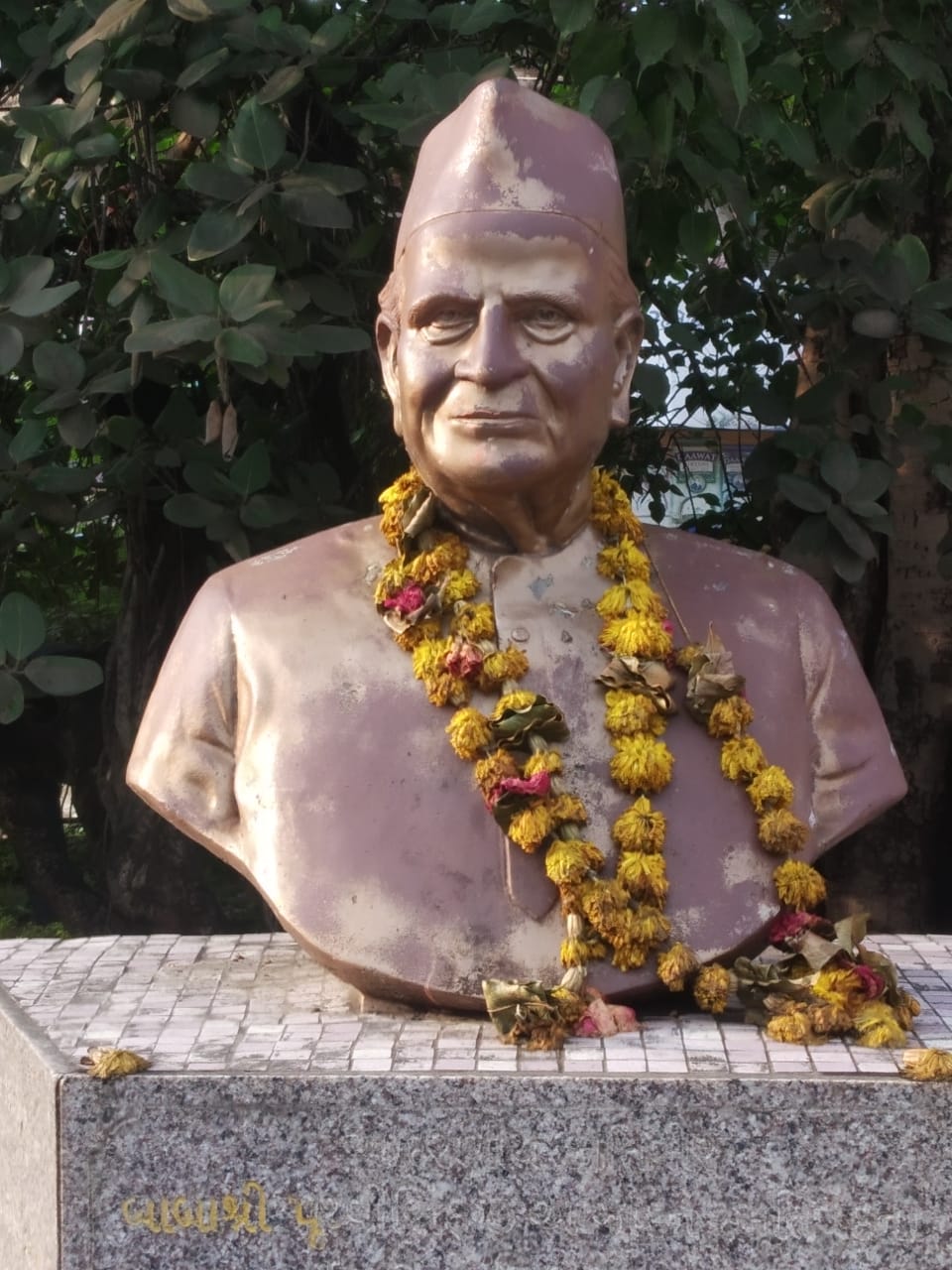 Pruthvisinh_azad_bust_at_bhavnagar_1.jpg